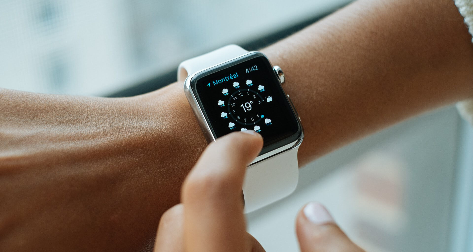 Smartwatch am Handgelenk mit Wetter App