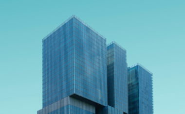Moderne Architektur vor türkisem Himmel