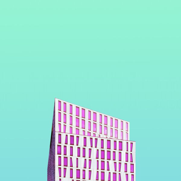 Moderne Architektur vor türkisem Himmel