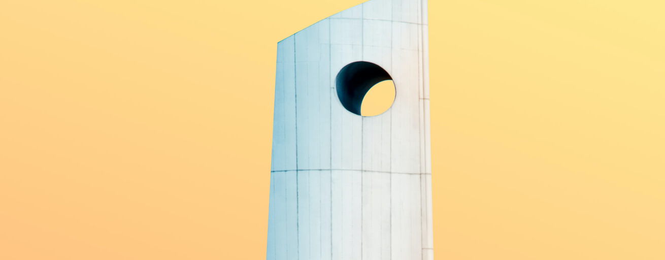 Moderne Architektur vor gelbem Himmel