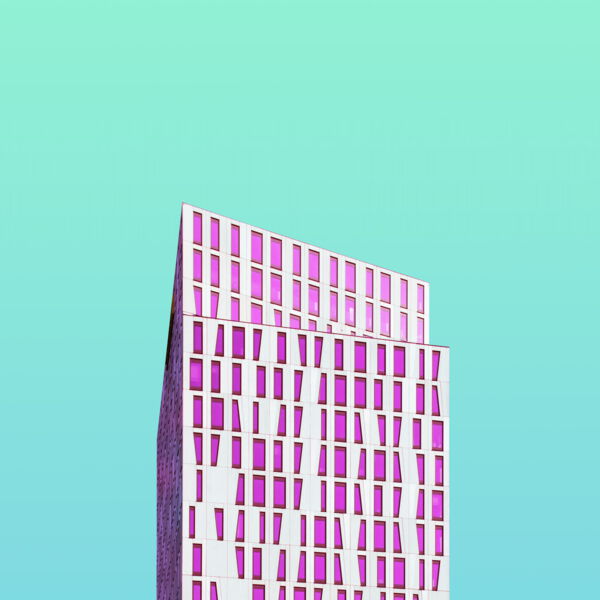 Moderne Architektur vor türkisem Himmel